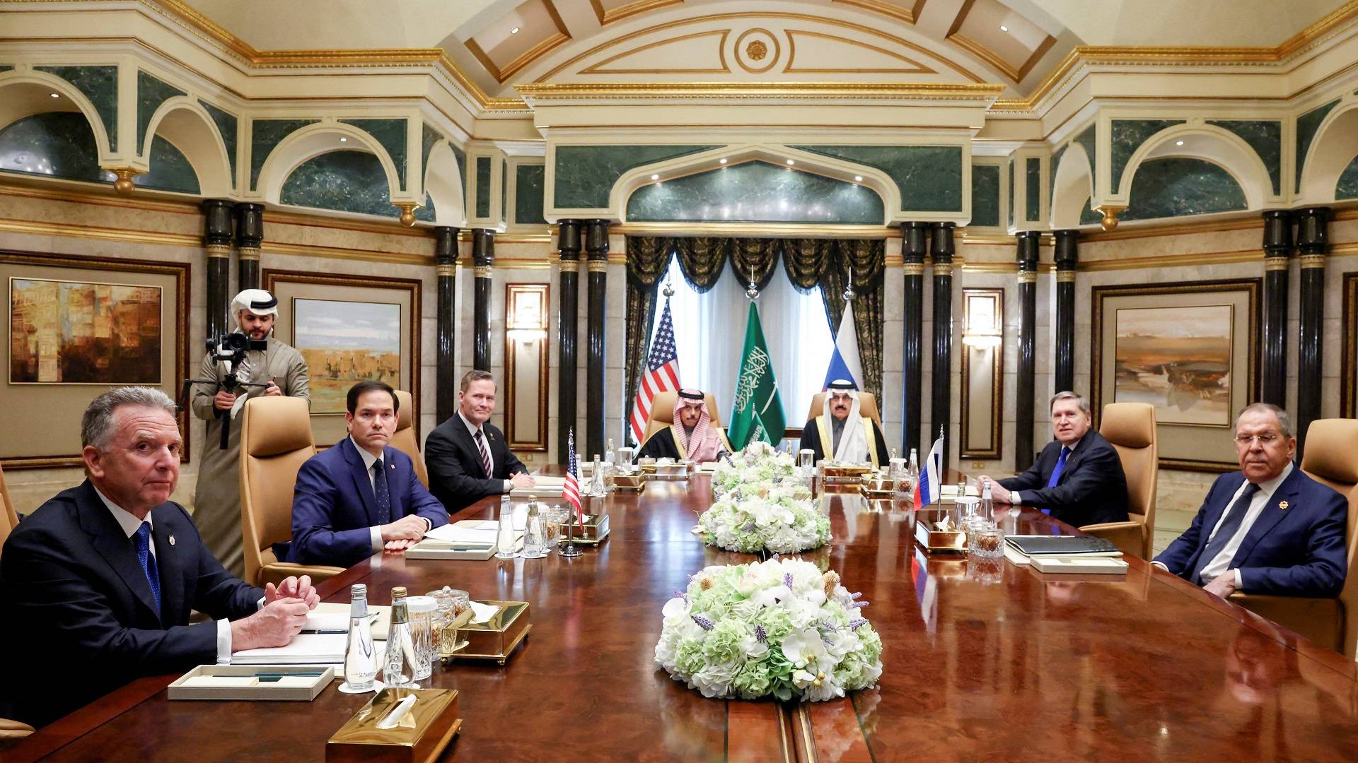 Autoridades dos Estados Unidos e da Rússia durante reunião em Riad, na Arábia Saudita
18/02/2025 REUTERS/Evelyn Hockstein/Pool