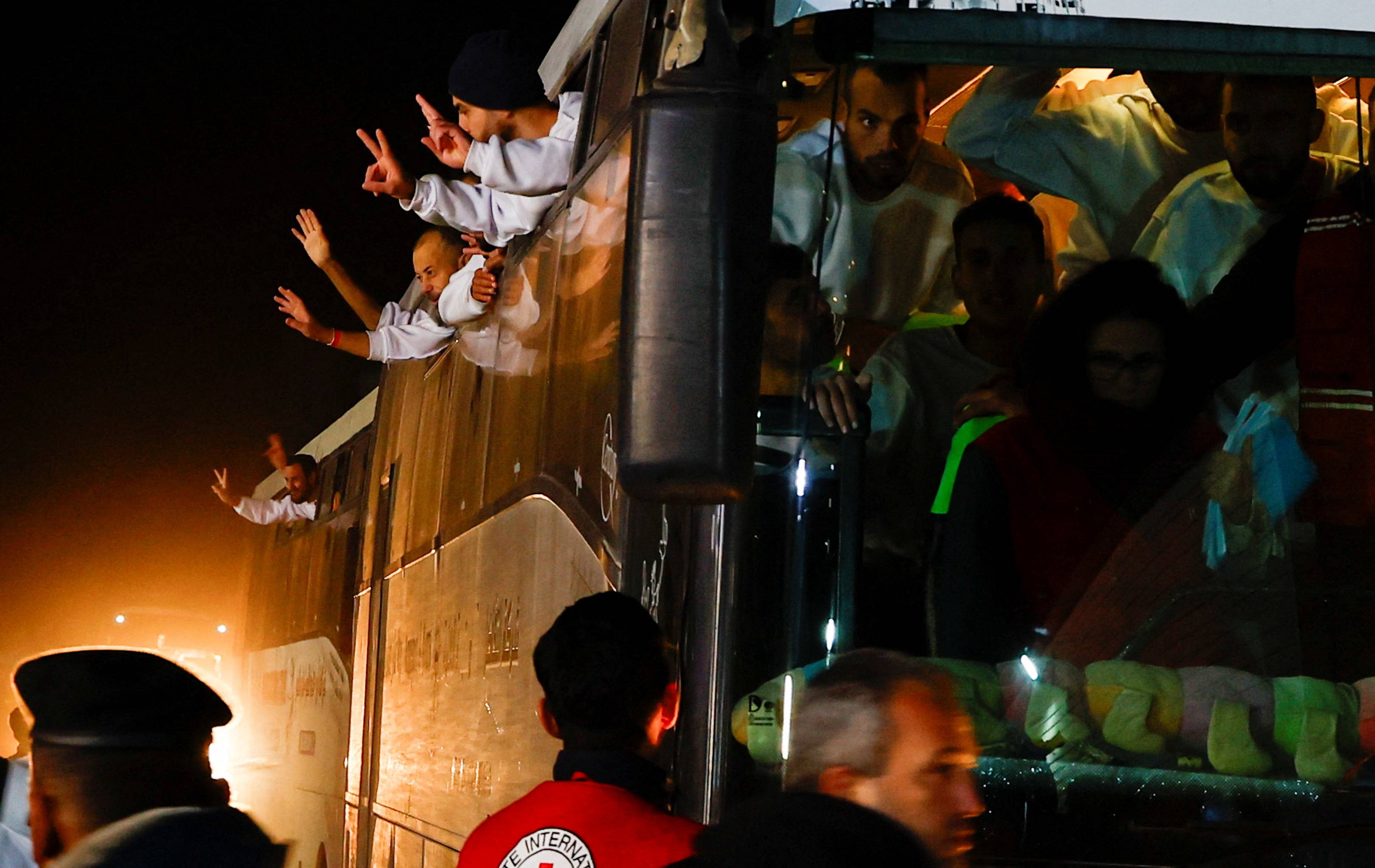 Prisioneiros palestinos libertados em troca com Israel
 27/2/2025    REUTERS/Hatem Khaled
