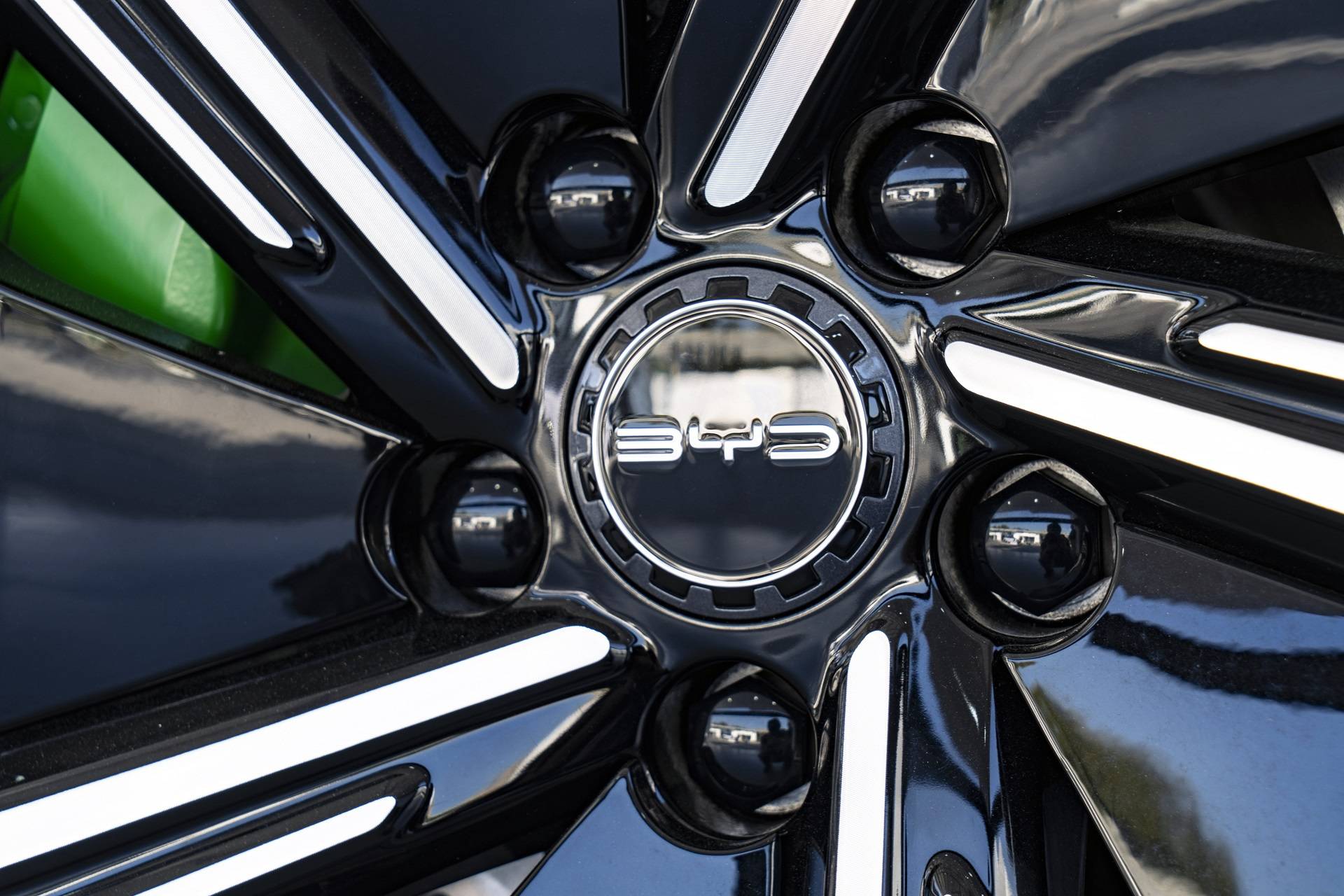 Sinalização da BYD Co. no cubo de uma roda de um veículo elétrico na sede da empresa em Shenzhen, China, na segunda-feira, 15 de janeiro de 2024. (Foto: Qilai Shen/Bloomberg)