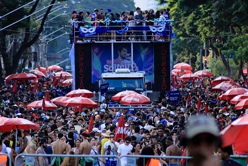 SP - PRÉ-CANRNAVAL/SP/BLOCO SOLTEIRO NÃO TRAI - GERAL -  Foliões se divertem com o Bloco Solteiro Não Trai, puxado pelo cantor Gustavo Mioto, na rua Henrique Schaumann, em   Pinheiros, zona oeste de São Paulo, neste domingo (23).   23/02/2025 - Foto: PRISCILA NOLASCO/ATO PRESS/ESTADÃO CONTEÚDO