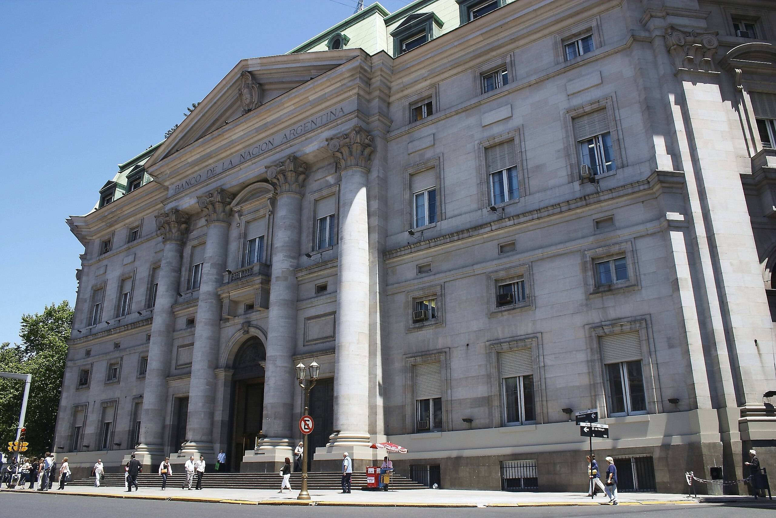 Banco Nacional da Argentina, Sede e Agência Plaza de Mayo, Buenos Aires, Argentina. Entre 1857 e 1888, o Teatro Colón funcionou nesta propriedade. Então, entre 1940 e 1955, este edifício projetado por Alejandro Bustillo foi construído (Foto: Wikimedia Commons)