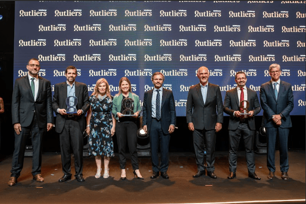 Entrega dos prêmios para os vencedores da categoria gestora internacional da Premiação Outliers InfoMoney (Foto: divulgação)