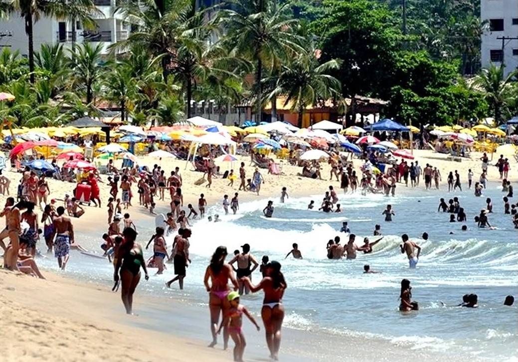 Banhistas em praia de Caraguatatuba (Foto: Reprodução do Instagram/@caraguatatuba_oficial) 