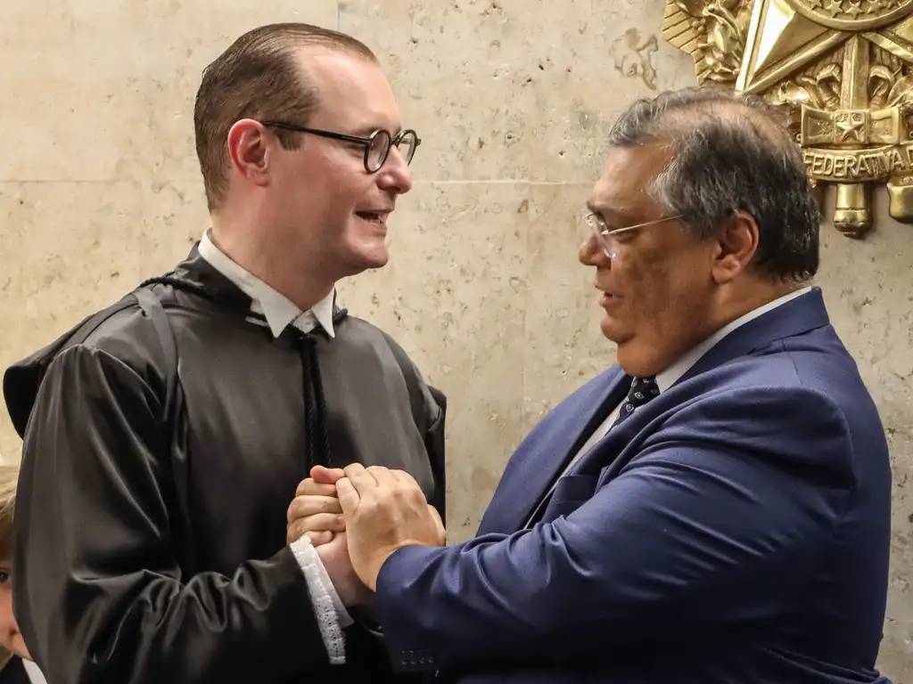 Brasília (DF), 03/08/2023, Sessão solene de posse do novo ministro da Corte, Cristiano Zanin, no Supremo Tribunal Federal (STF). Na foto o ministro da Justiça, Flávio Dino e o novo ministro, Cristiano Zanin. Foto: Valter Campanato/Agência Brasil
