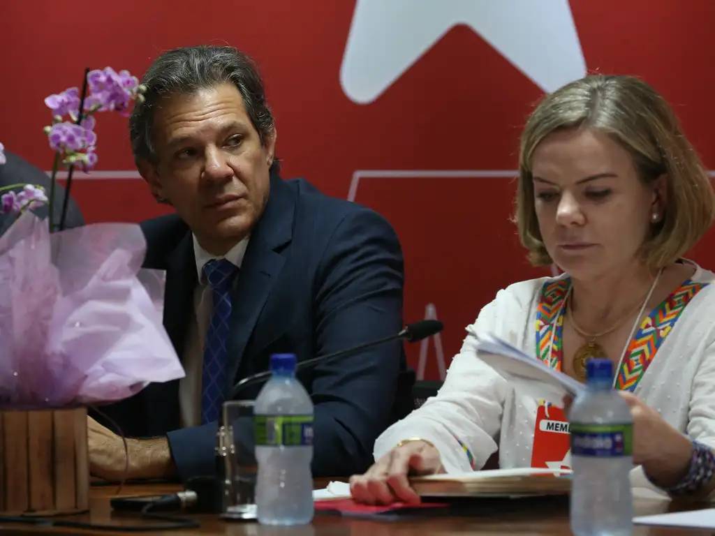 Brasilia (DF), 13/02/2023 Ministro da Fazenda, Fernando Haddad, participa de reunião do Diretório Nacional do PT, ao lado da presidente do partido dos trabalhadores, Gleisi Hoffmann
