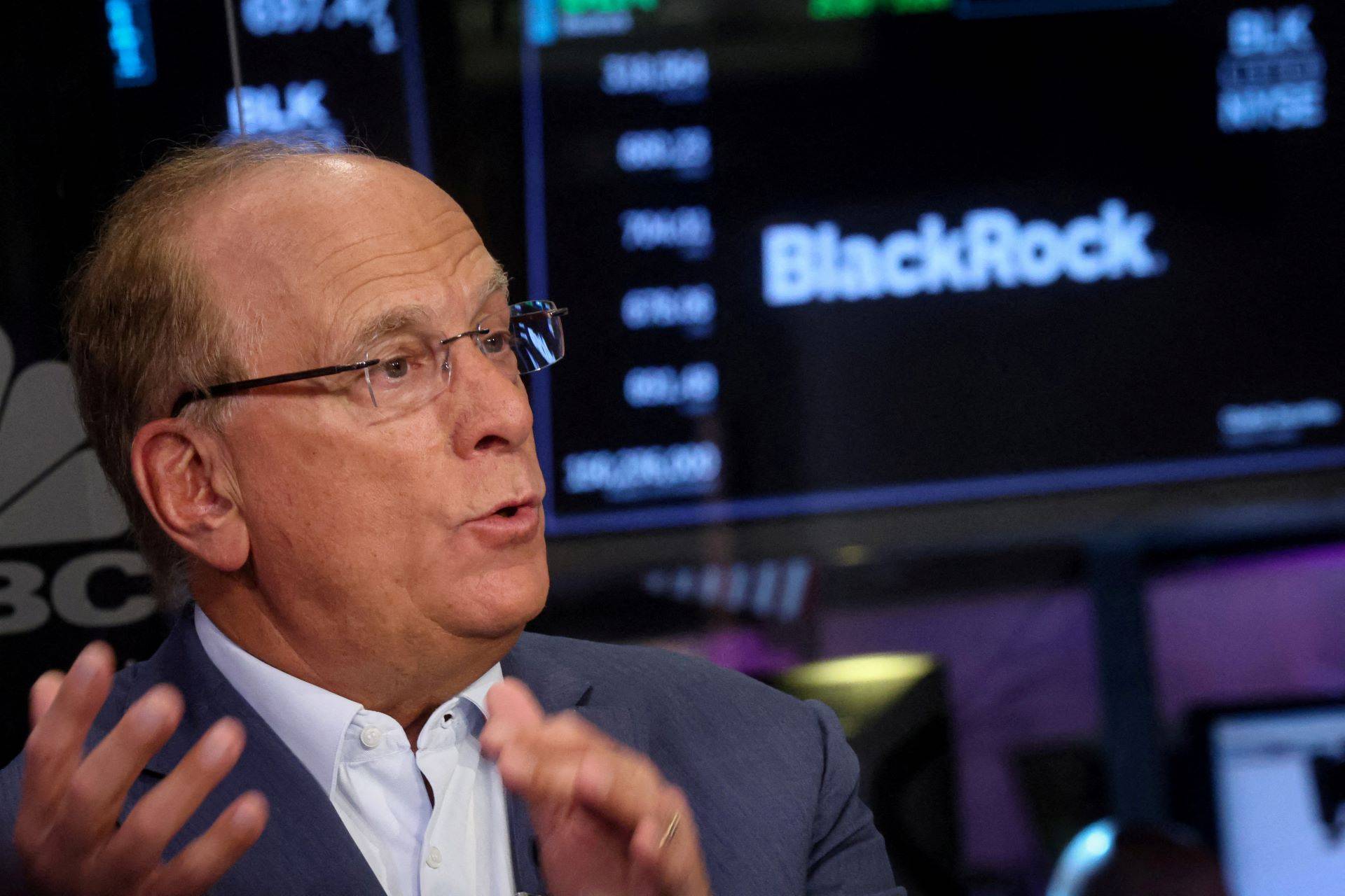 Larry Fink, presidente e CEO da BlackRock, fala durante uma entrevista à CNBC no pregão da Bolsa de Valores de Nova York - 14/04/2023 (FOTO: REUTERS/Brendan McDermid)