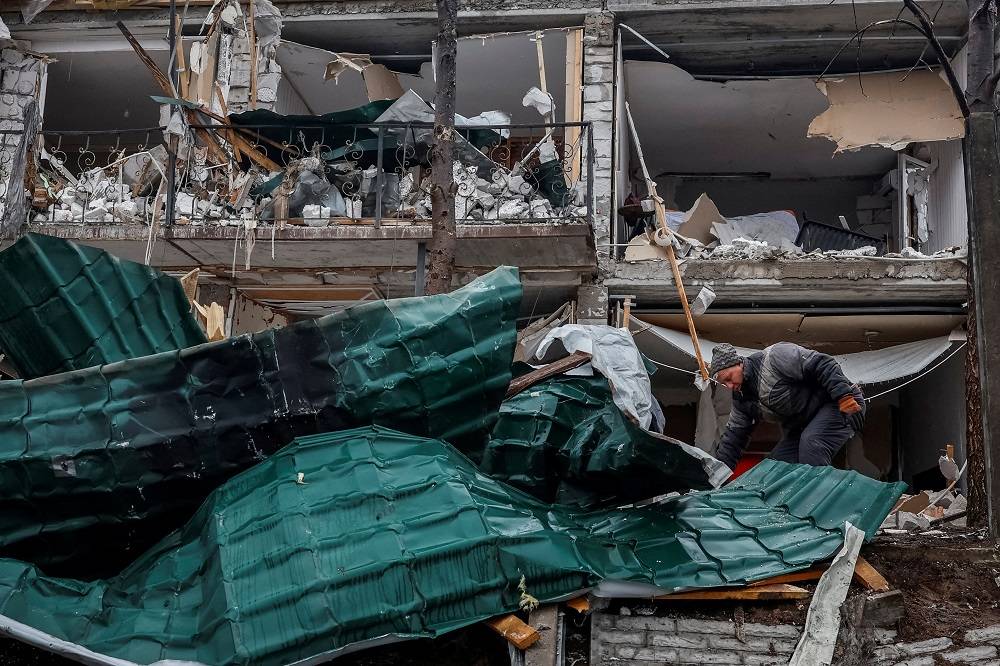 Local atacado por drone russo na região de Kiev
 19/3/2025   REUTERS/Alina Smutko