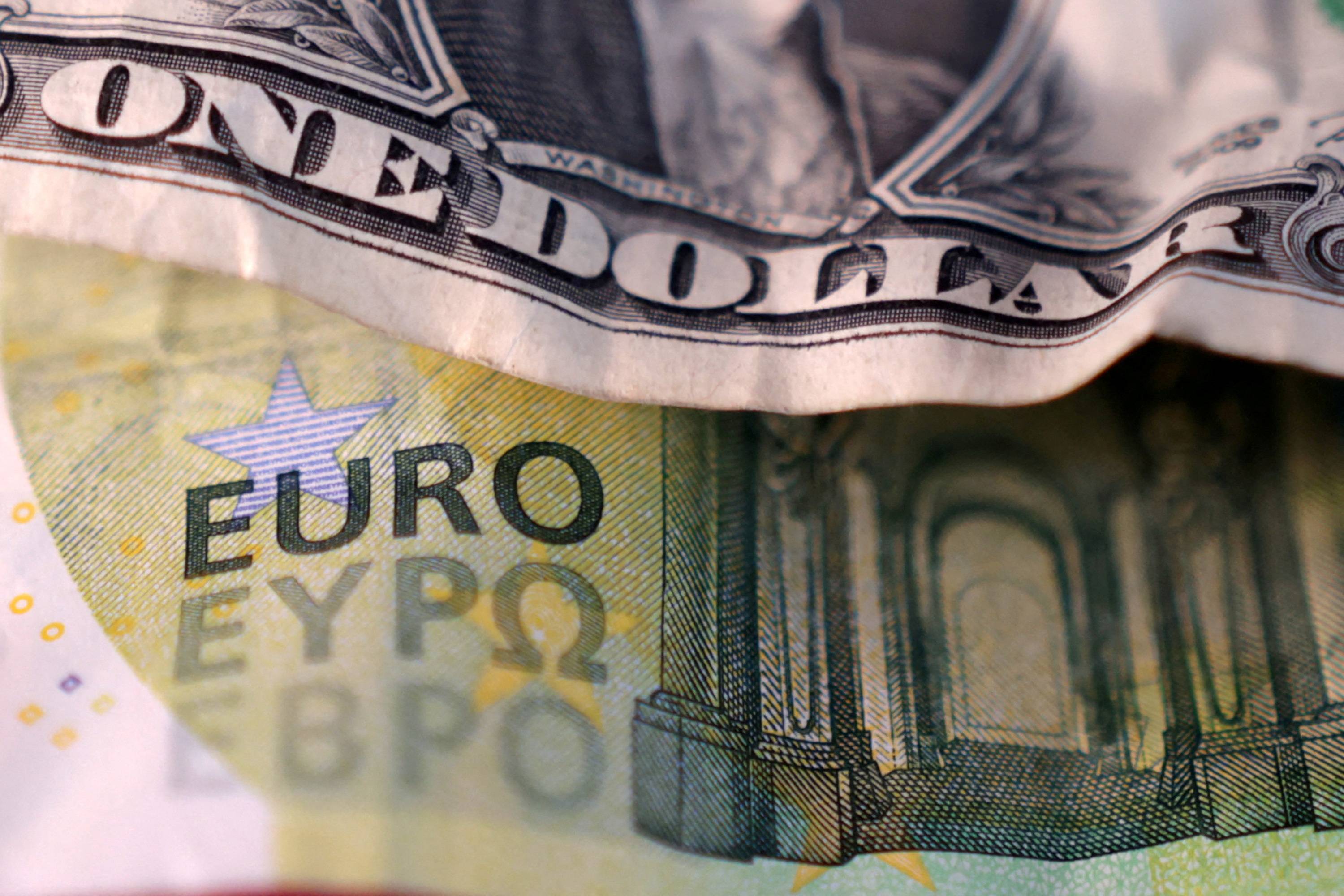 llustração com dólar e euro - 
 19/3/2025   (Foto: REUTERS/Dado Ruvic)