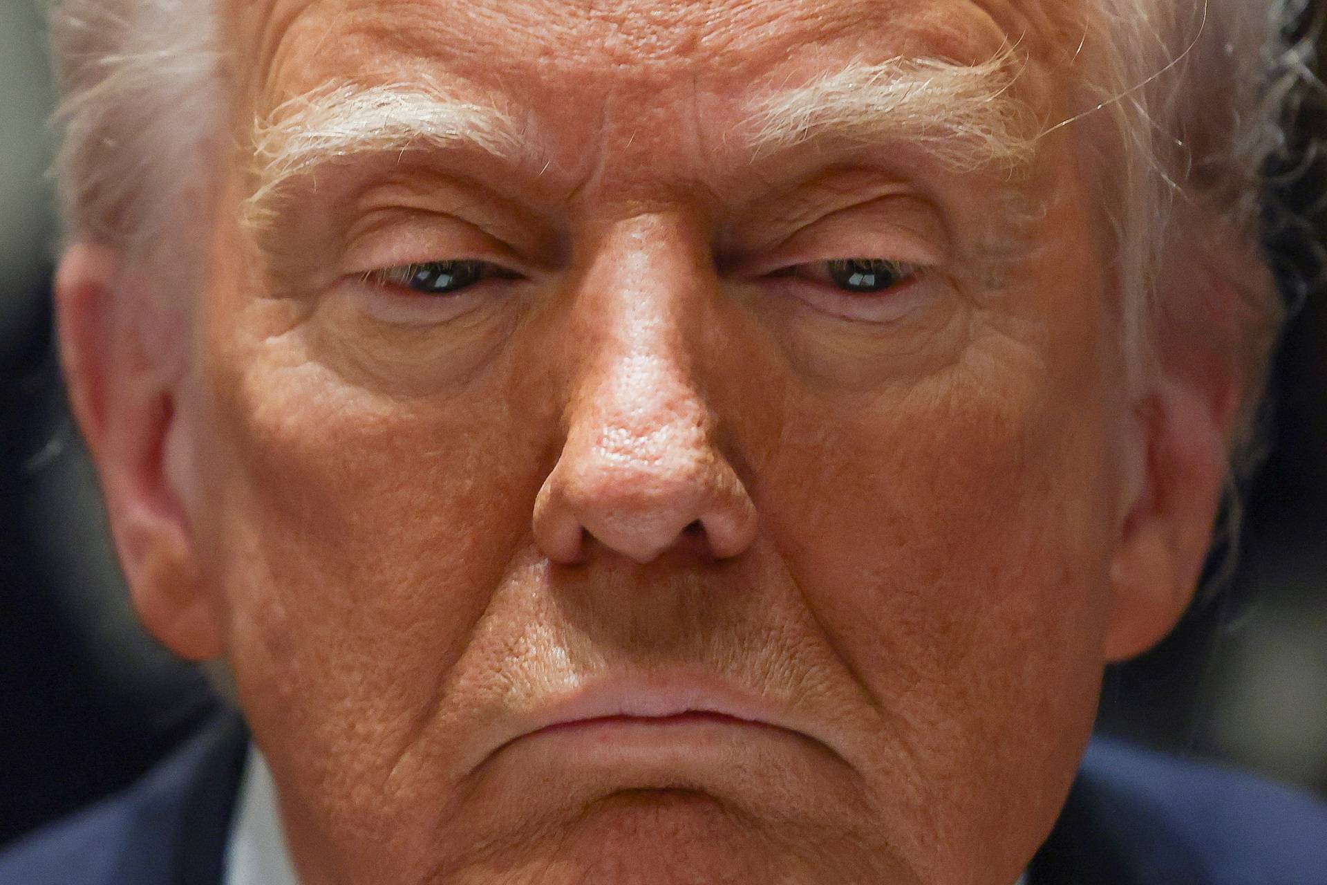 O presidente dos EUA, Donald Trump, reage no dia de uma reunião com embaixadores dos EUA na Casa Branca em Washington - 25/03/2025 (Foto: REUTERS/Evelyn Hockstein)