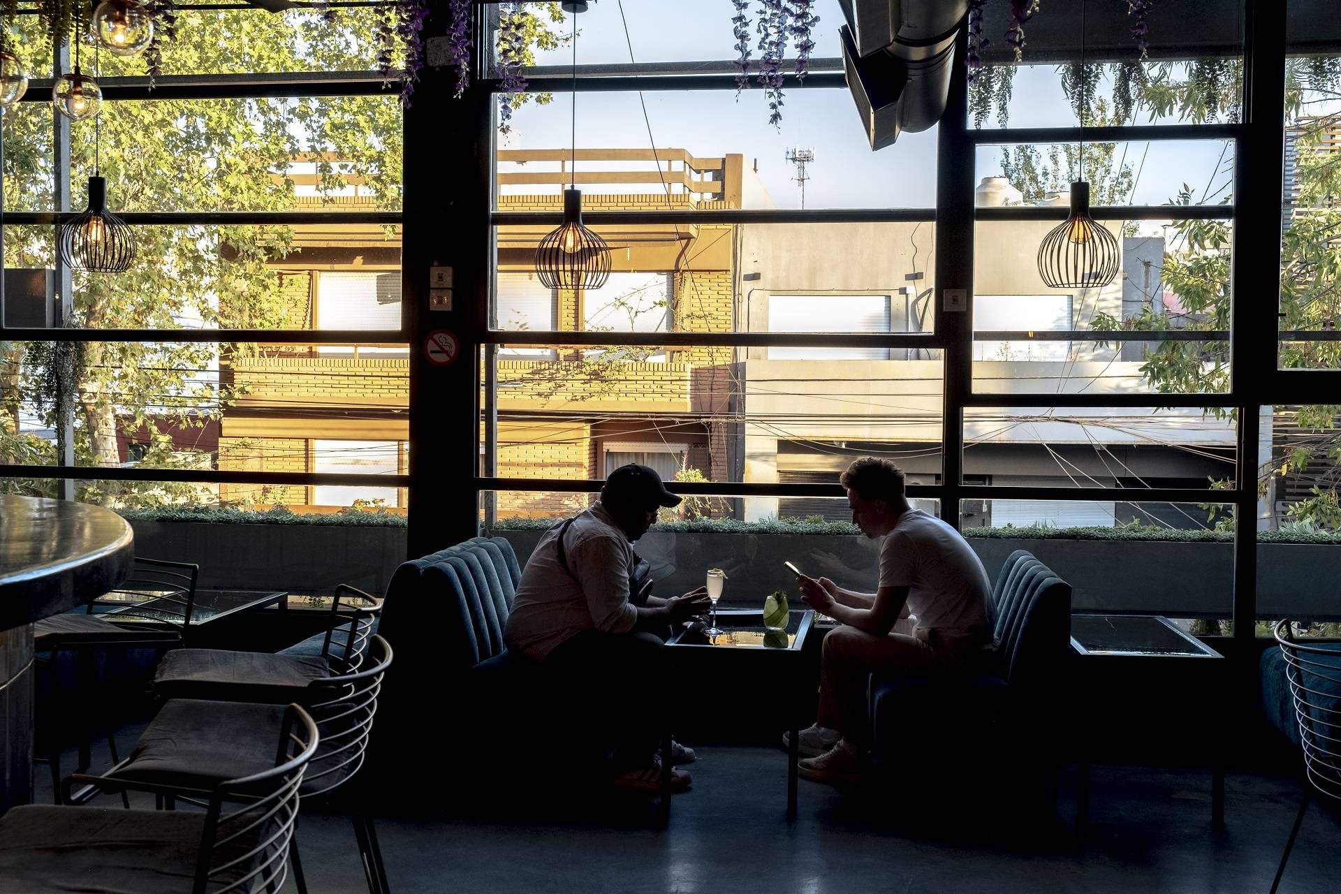 Os clientes sentam-se em um restaurante no bairro de Palermo, em Buenos Aires, Argentina, na terça-feira, 13 de fevereiro de 2024. (Foto: Erica Canepa/Bloomberg)