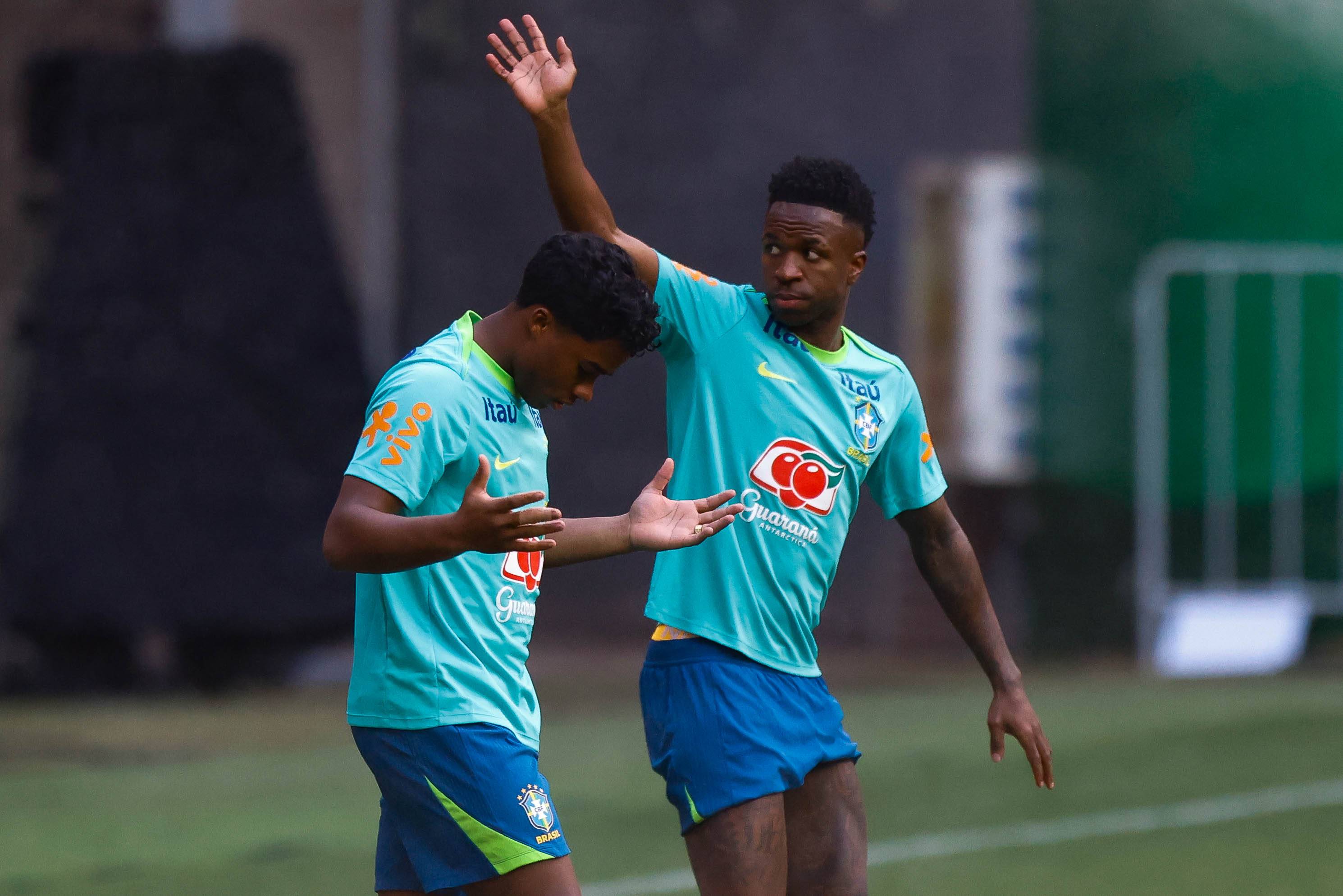 Os atacantes Vinícius Júnior e Endrick durante treino da seleção brasileira no Estádio Mané Garrincha, em Brasília, nesta quarta-feira (19), véspera da partida contra a Colômbia válida pelas Eliminatórias Sul-Americanas da Copa do Mundo 2026. (Foto: WILTON JUNIOR/ESTADÃO CONTEÚDO)