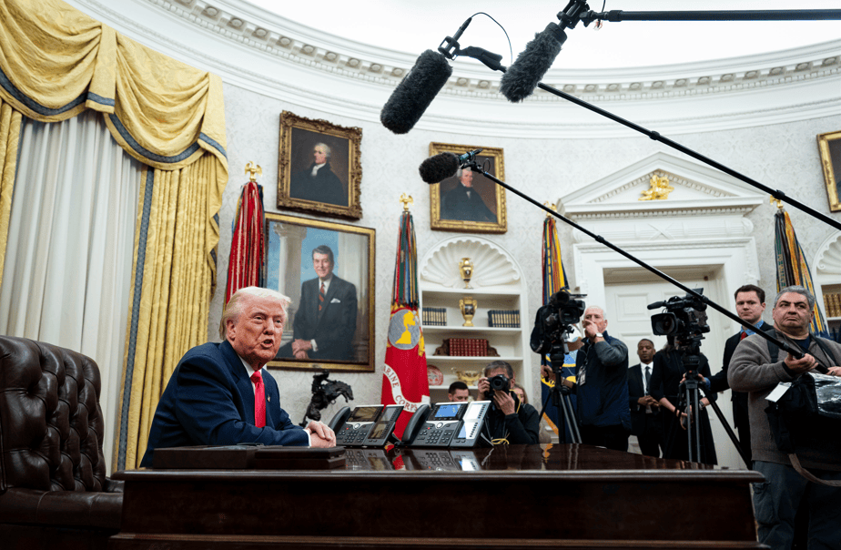 Donald Trump fala durante uma cerimônia de assinatura de ordem executiva no Salão Oval da Casa Branca em Washington, DC, em 6 de março.

(Foto: Al Drago/Bloomberg)
