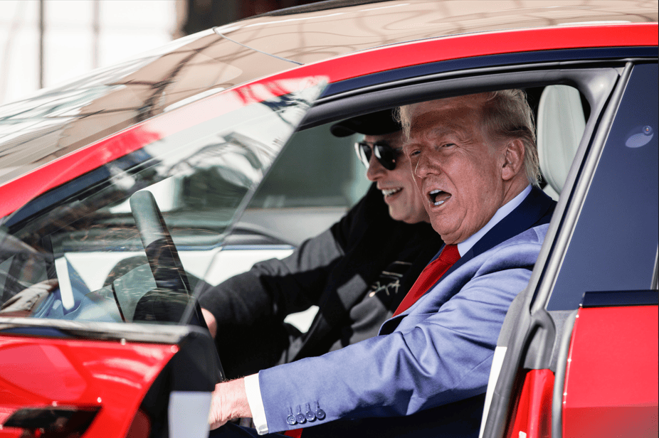 Donald Trump e Elon Musk em um Tesla Model S (Foto: Samuel Corum/Sipa/Bloomberg)
