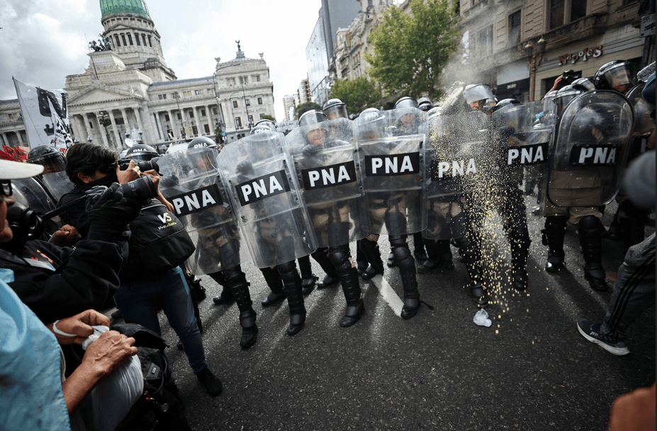 Membros das forças de segurança da Argentina atuam durante protesto no centro de Buenos Aires 12/03/2025 REUTERS/Agustin Marcarian

