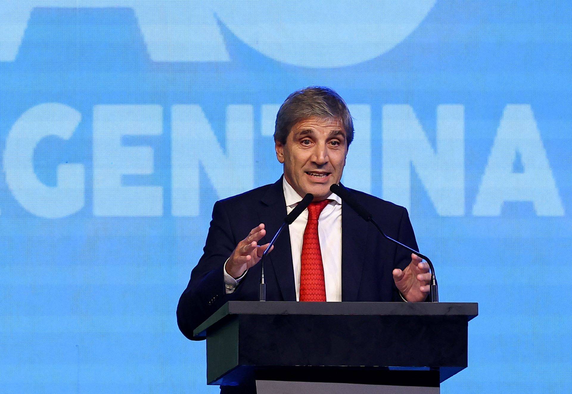 O ministro da Economia da Argentina, Luís Caputo, discursa em conferência conservadores em Buenos Aires  - 04/12/2024 (Foto: REUTERS/Agustin Marcarian)