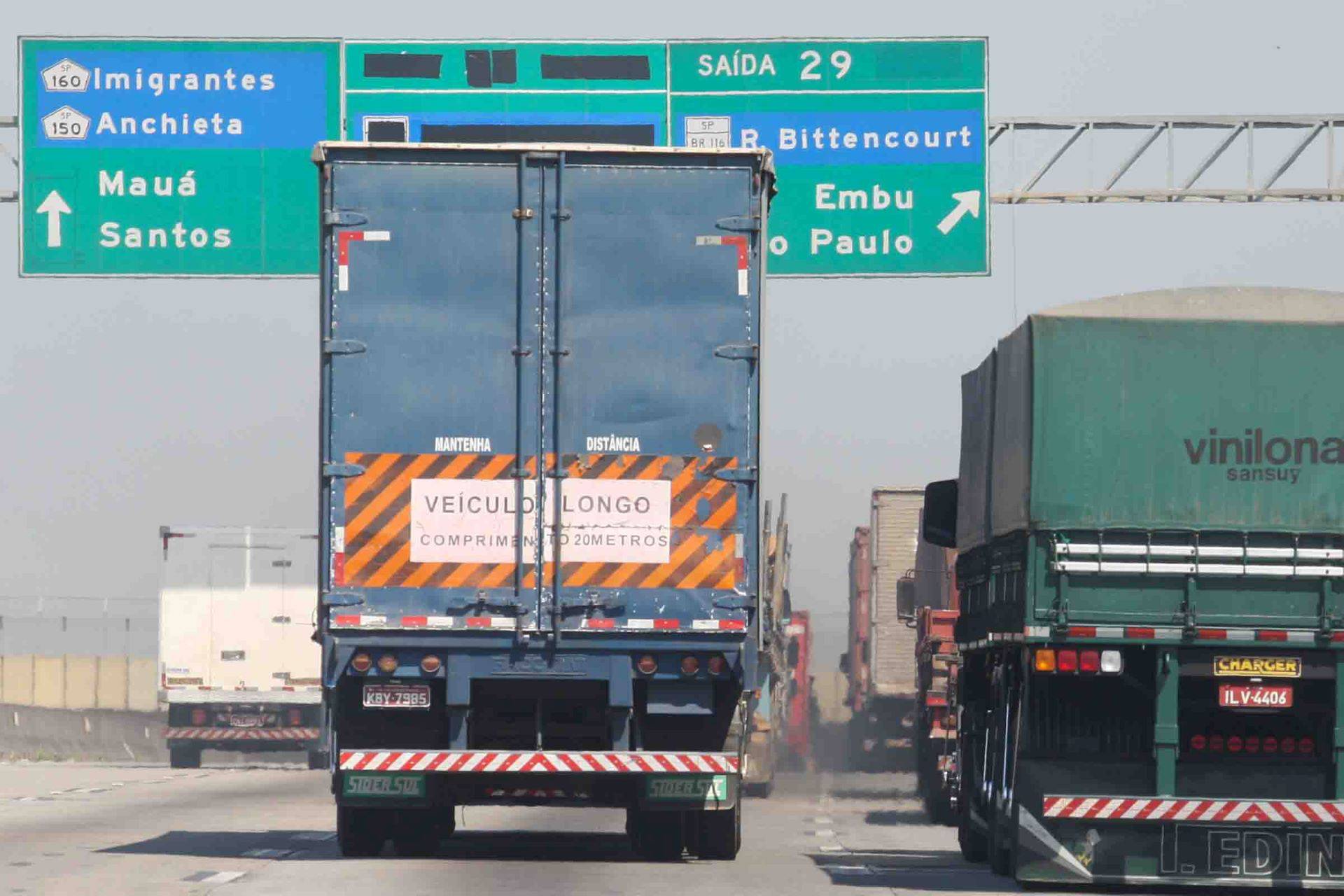 Caminhões trafegam no trecho do Rodoanel entre a Rodovia Castelo Branco e a Raposo Tavares, sentido litoral – 18/02/2016 (Foto: Francisco Carlos Ferreira/Estadão Conteúdo)