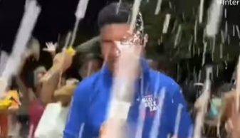 Repórter da Globo tem celular roubado durante cobertura do carnaval no Rio. (Foto: Reprodução)
