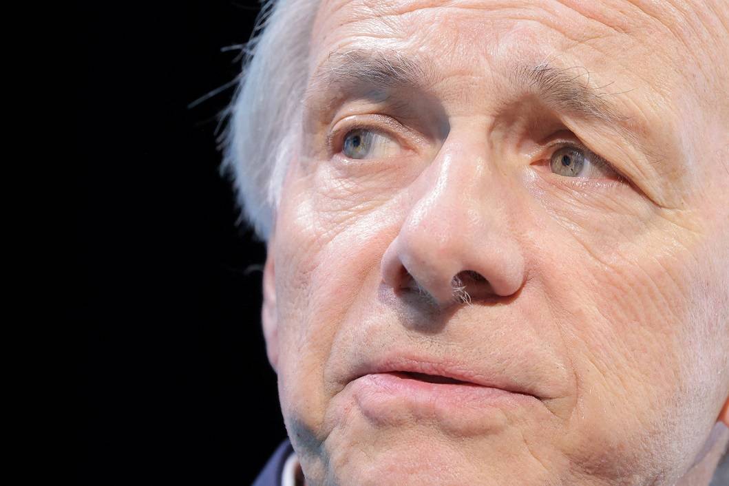 Ray Dalio, fundador da Bridgewater Associates, fala no Future of Everything Festival do Wall Street Journal na cidade de Nova York, EUA, em 22 de maio de 2024. REUTERS/Andrew Kelly/Foto de Arquivo
