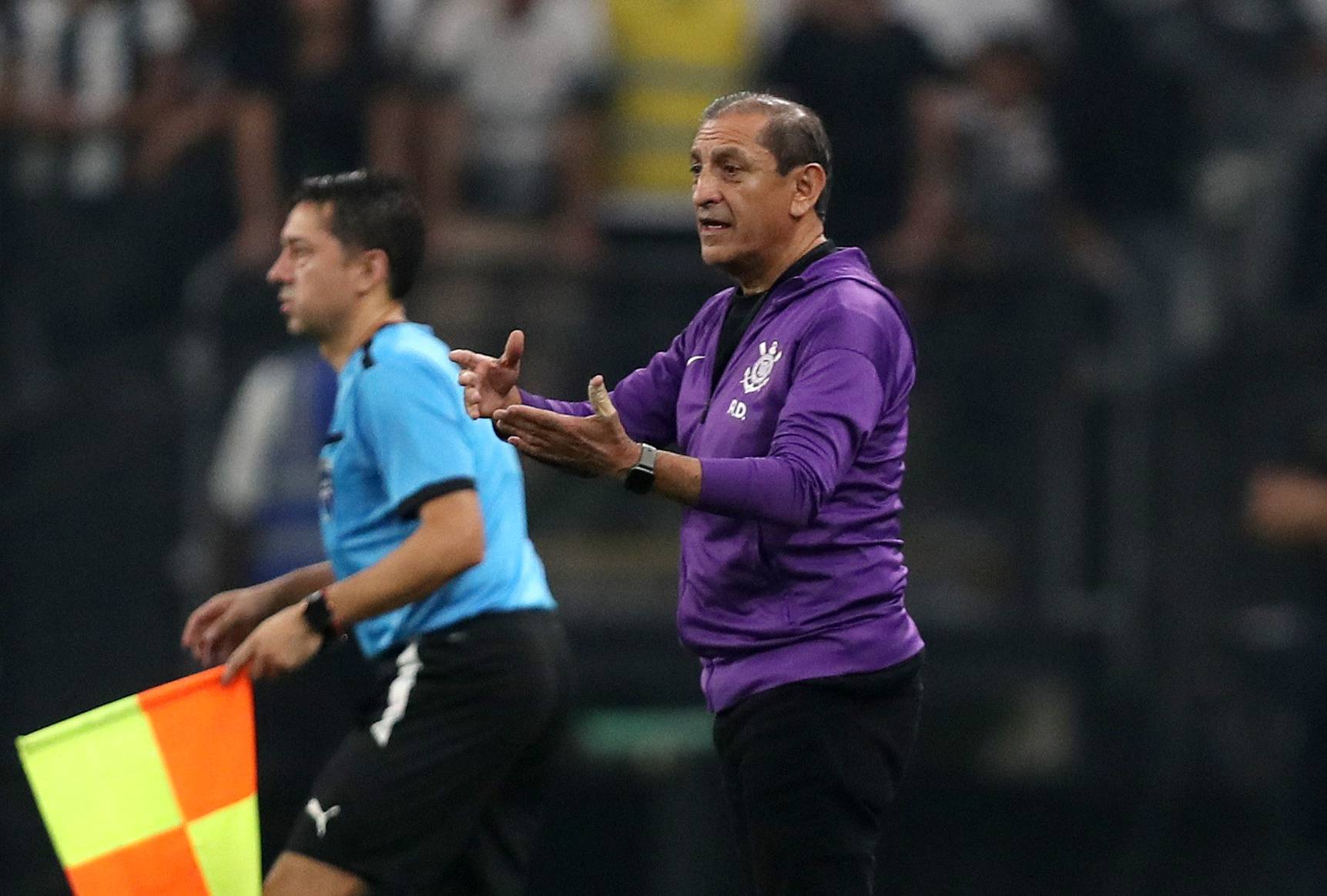 O técnico do Corinthians, Ramon Diaz, reage. REUTERS/Jean Carniel