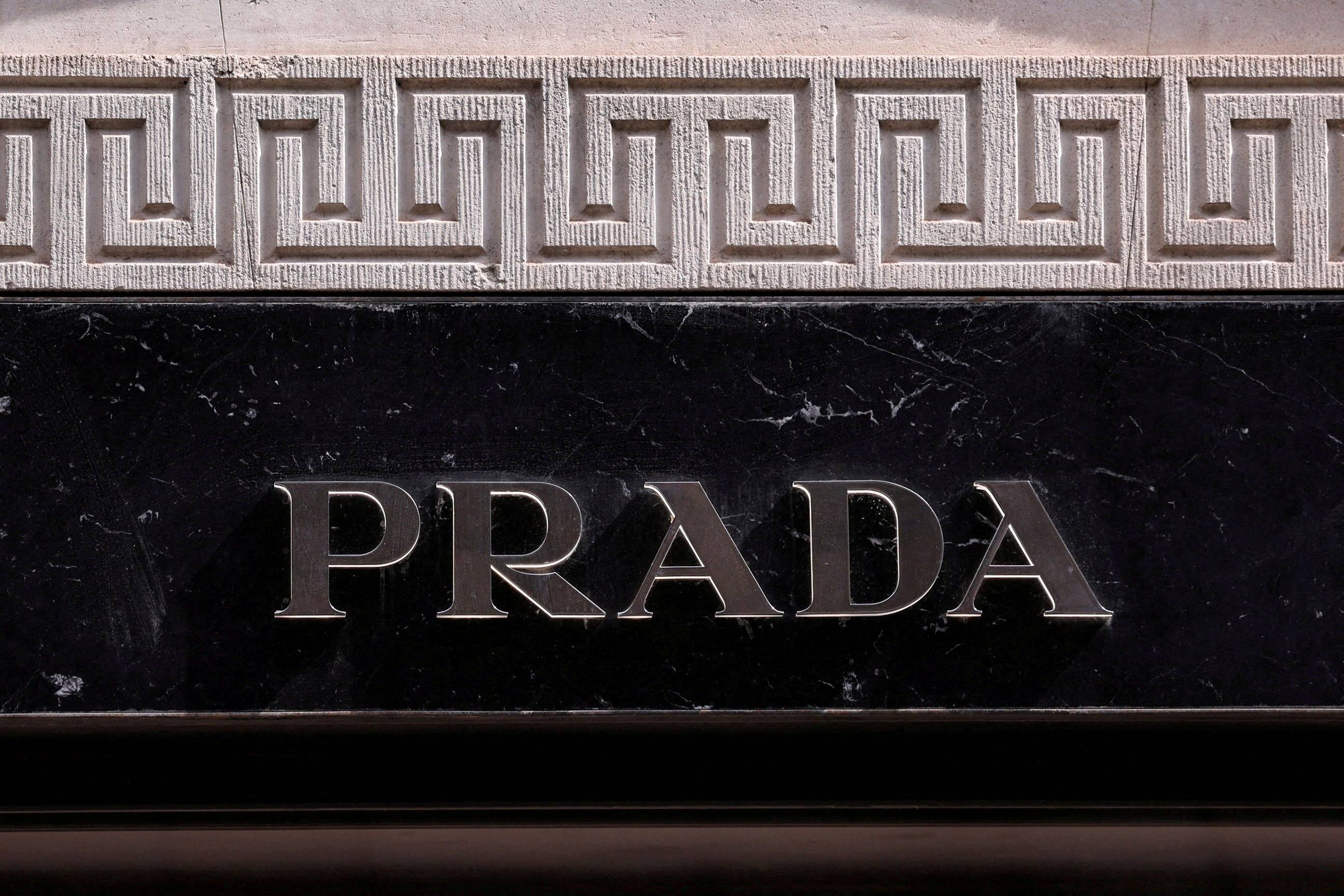 O logotipo da grife Prada é visto do lado de fora de uma loja em Milão, Itália, em 8 de abril de 2024. REUTERS/Claudia Greco/Foto de arquivo