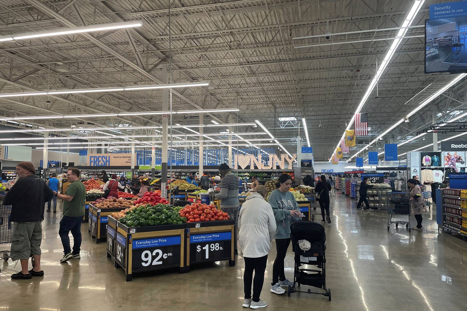 Consumidores fazem compras em loja do Walmart em Secaucus, no Estado norte-americano de Nova Jersey
03/04/2025 REUTERS/Siddharth Cavale