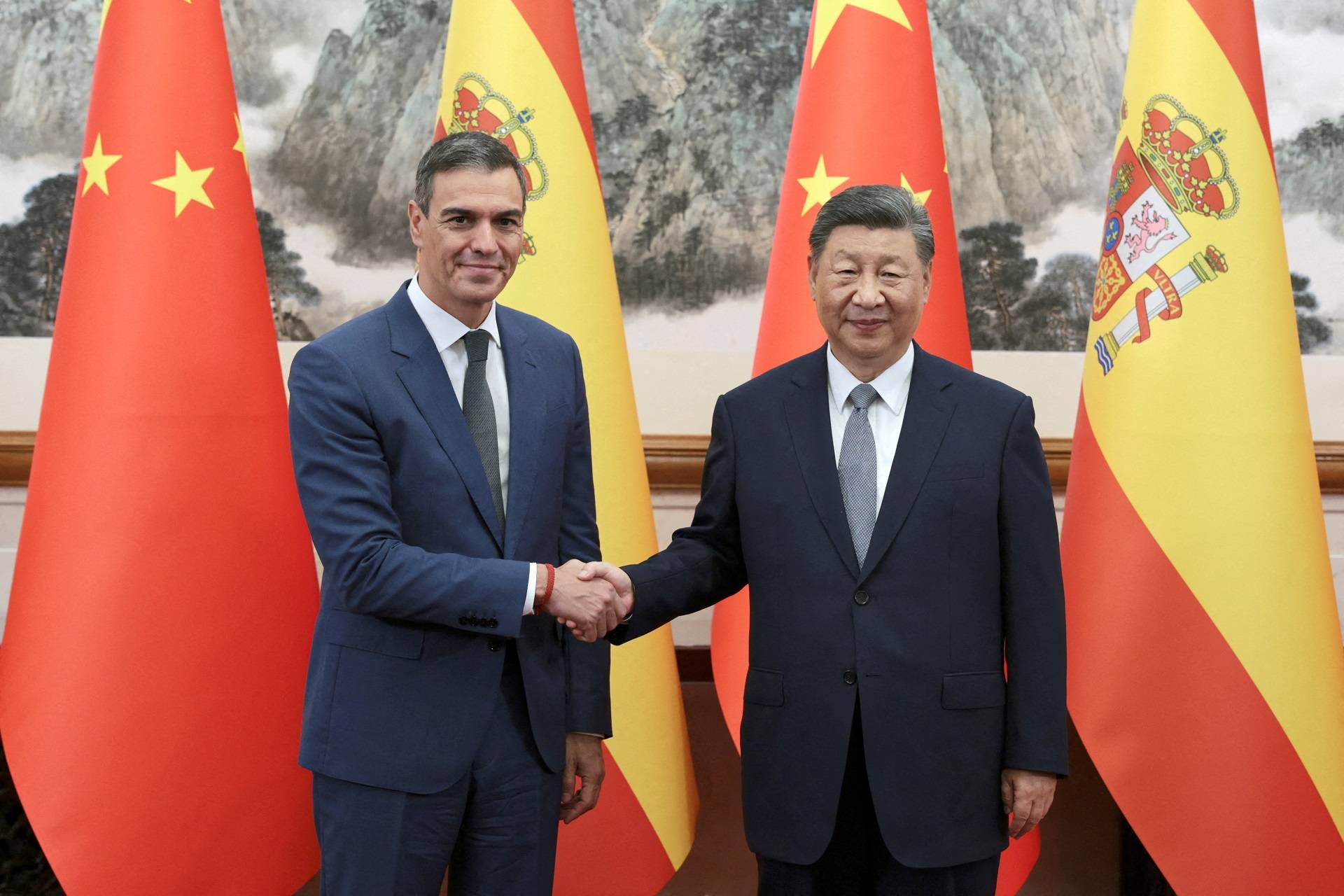 FILE PHOTO: O presidente chinês Xi Jinping e o primeiro-ministro espanhol Pedro Sanchez apertam as mãos antes do encontro em Pequim, China, em 9 de setembro de 2024. China Daily via REUTERS