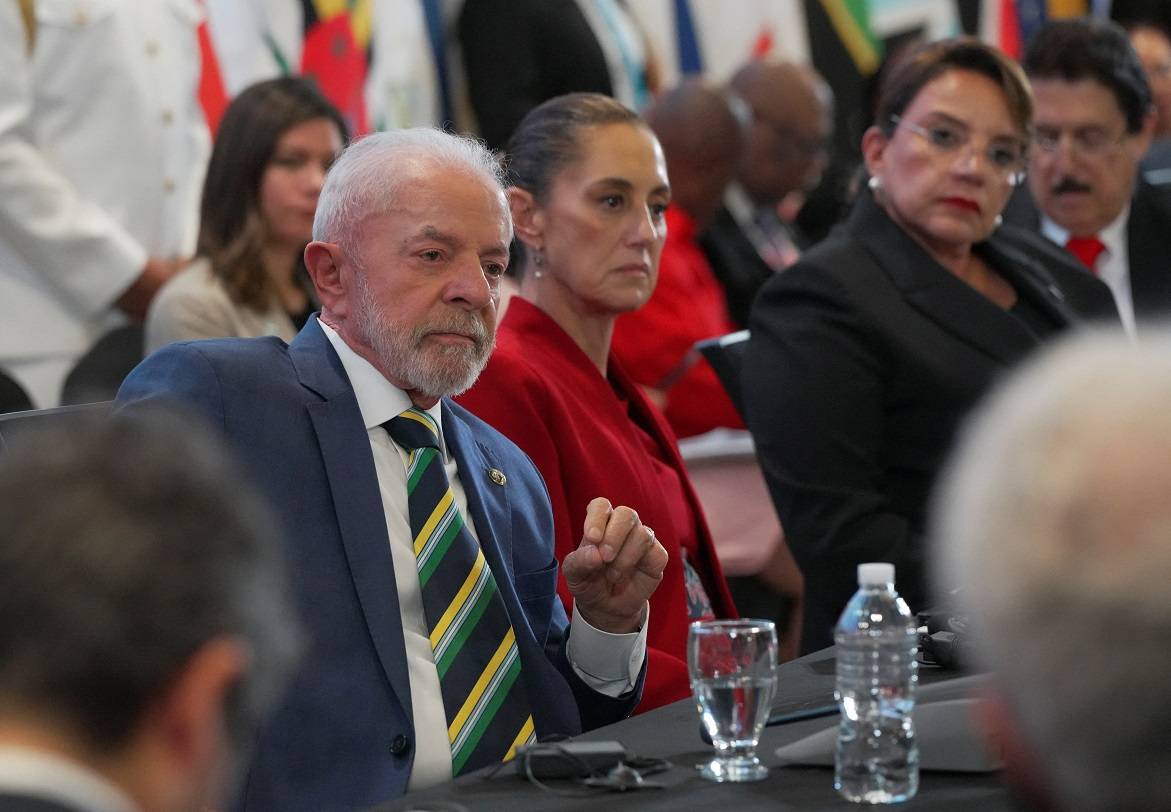 O presidente do Brasil, Luiz Inácio Lula da Silva, a presidente do México, Claudia Sheinbaum, e a presidente de Honduras, Xiomara Castro, participam da cúpula da Comunidade de Estados Latino-Americanos e Caribenhos (CELAC), em Tegucigalpa, Honduras, em 9 de abril de 2025. REUTERS/Fredy Rodriguez

