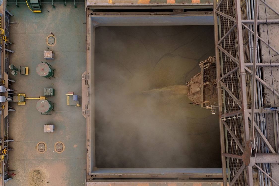 Porão de navio com soja
27/01/2025
REUTERS/Rodolfo Buhrer
