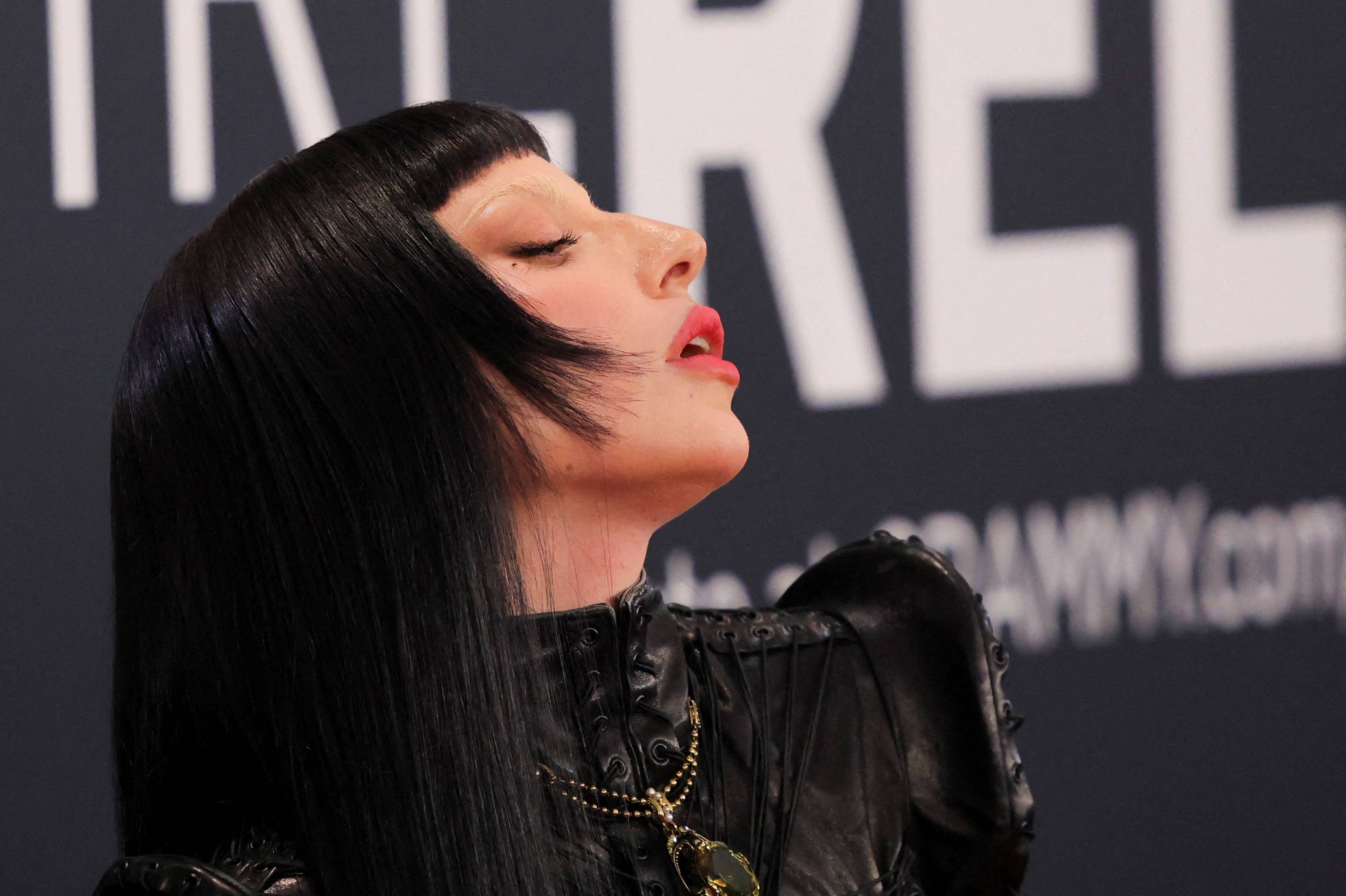 Lady Gaga posa no tapete vermelho durante a 67ª edição do Grammy Awards, em Los Angeles, Califórnia, EUA, em 2 de fevereiro de 2025. REUTERS/Daniel Cole