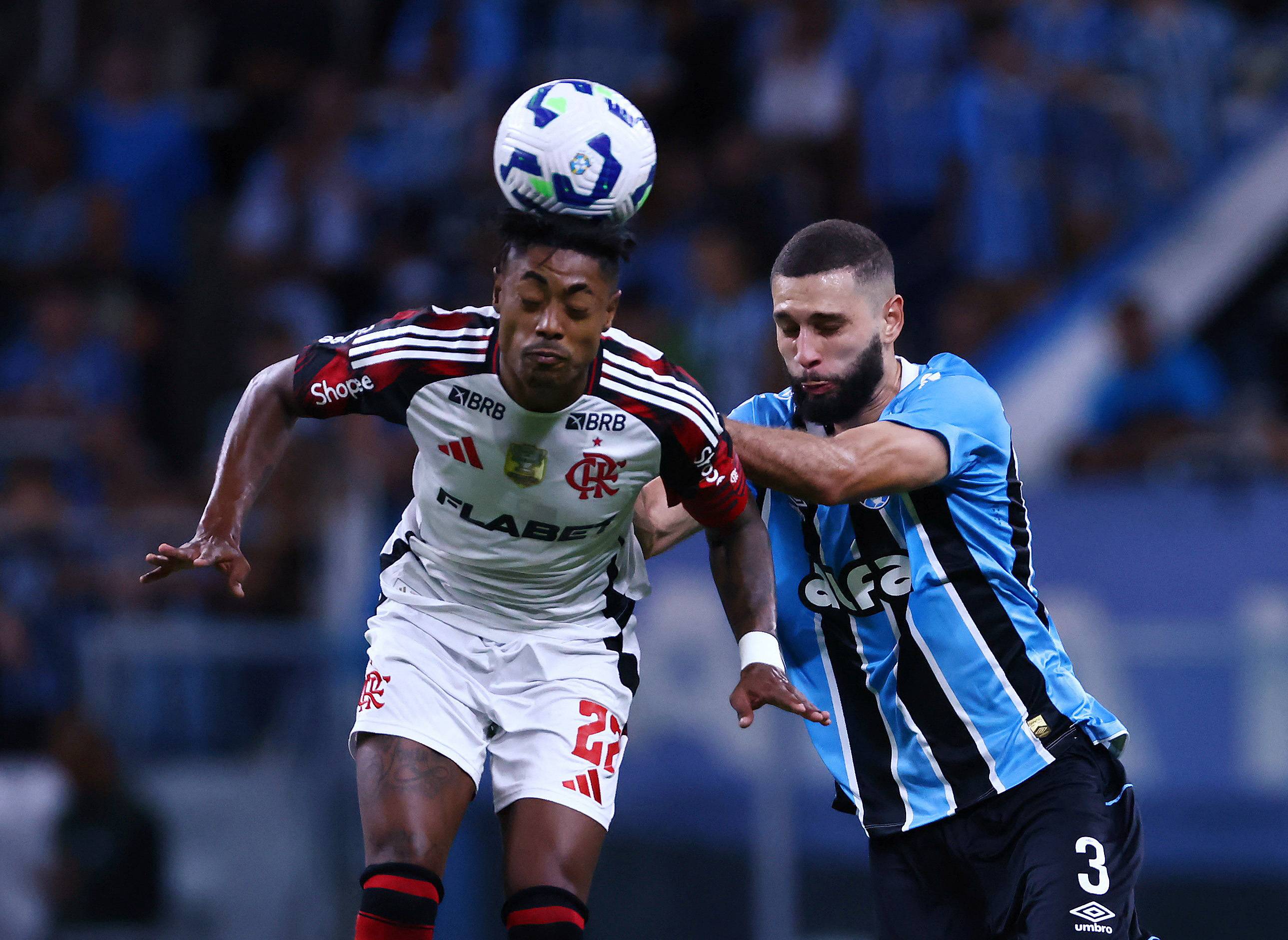 Futebol - Campeonato Brasileiro - Grêmio x Flamengo - Arena do Grêmio, Porto Alegre, Brasil - 13 de abril de 2025. Bruno Henrique, do Flamengo, em ação contra Wagner Leonardo, do Grêmio. REUTERS/Diego Vara.

