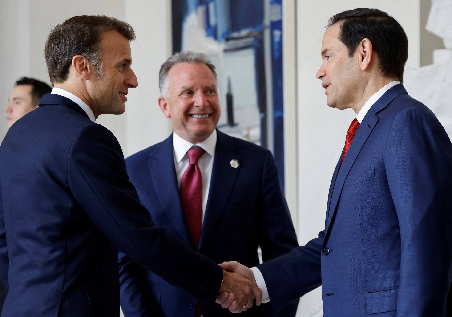 O presidente francês, Emmanuel Macron, aperta a mão do secretário de Estado dos EUA, Marco Rubio, ao lado do enviado especial dos EUA, Steve Witkoff, antes de uma reunião no palácio presidencial do Eliseu, em Paris, em 17 de abril de 2025. LUDOVIC MARIN/Pool via REUTERS