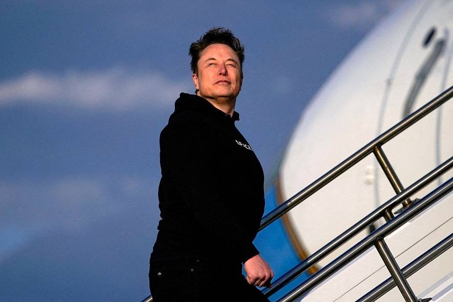 O CEO da Tesla, Elon Musk, embarca no Air Force One com o presidente dos EUA, Donald Trump (não retratado), enquanto partem para Filadélfia, Pensilvânia, do Aeroporto Municipal de Morristown em Morristown, Nova Jersey, EUA, em 22 de março de 2025. REUTERS/Nathan Howard