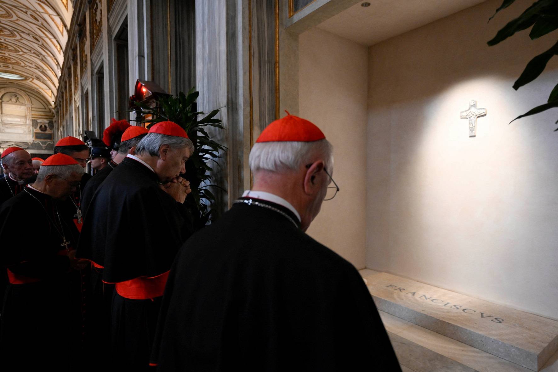Cardeais visitam túmulo do papa Francisco, em Roma, na Itália
27/04/2025
Simone Risoluti/Vatican Media/­Handout via REUTERS