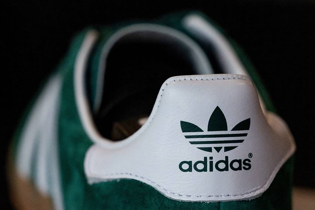 O logotipo da Adidas é visto em um tênis Gazelle à venda em uma loja em Berlim, Alemanha, em 2 de maio de 2024. REUTERS/Lisi Niesner