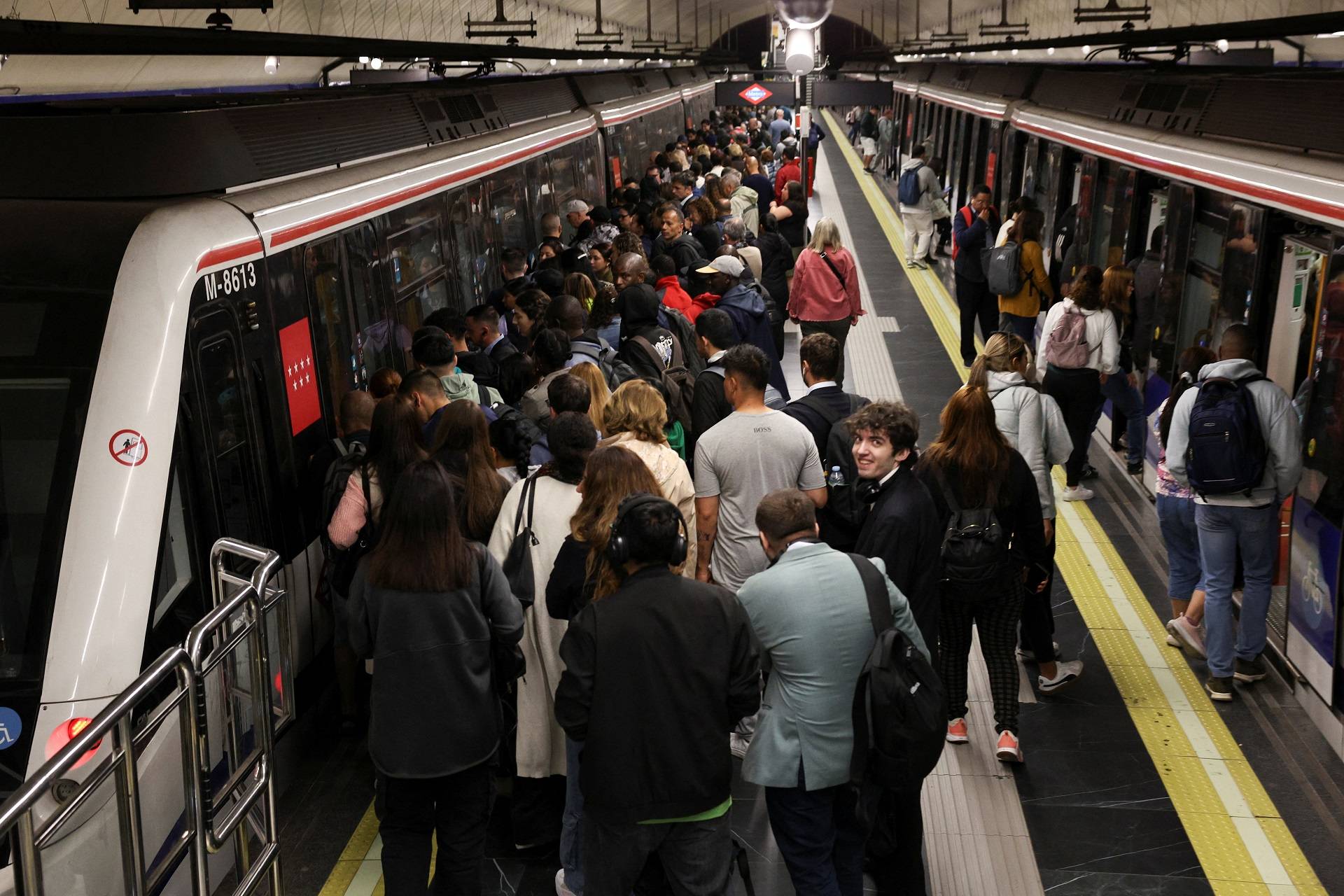Pessoas embarcam no metrô enquanto as operações do metrô são retomadas parcialmente, após o início do retorno da energia após uma grande queda de energia que atingiu a Espanha e Portugal, em Madri, Espanha, em 29 de abril de 2025. REUTERS/Violeta Santos Moura