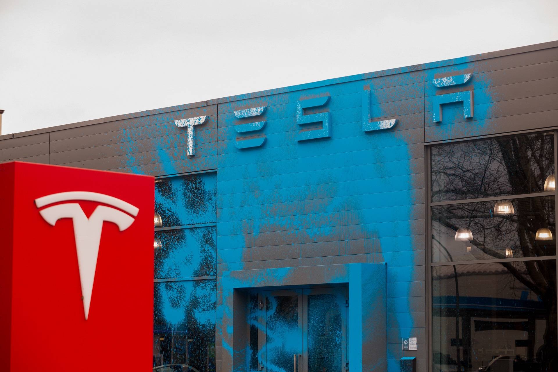 Uma concessionária Tesla vandalizada em Berlim. (Foto: Bloomberg)