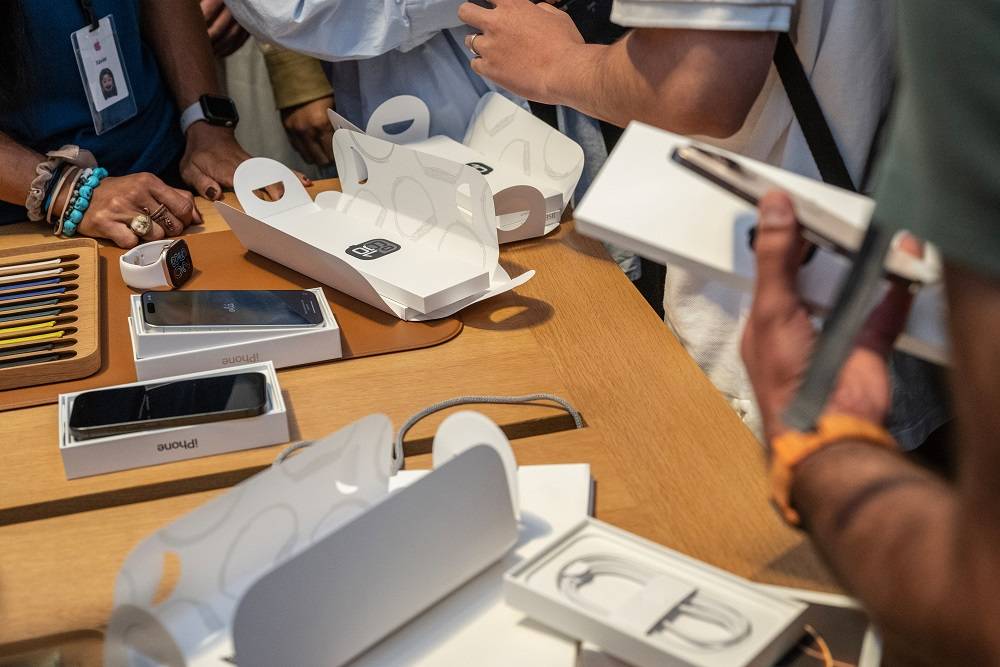 Clientes compram iPhones na loja da Apple na Quinta Avenida, em Nova York. Fotógrafo: Victor J. Blue/Bloomberg
