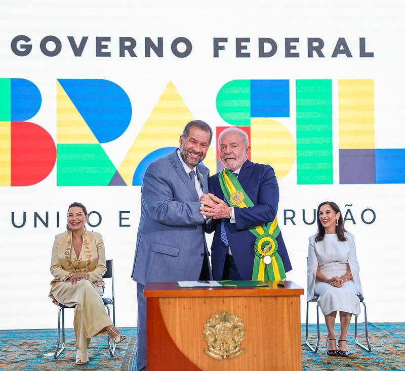 Presidente da República, Luiz Inácio Lula da Silva, empossa novos Ministros de Estado. Carlos Lupi é empossado como Ministro de Estado da Previdência Social. Palácio do Planalto, Brasília - DF.

Foto: Ricardo Stuckert/PR