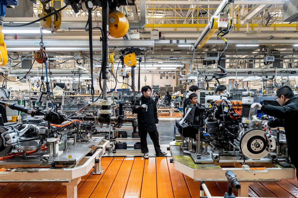 Quando a Zeekr, uma fabricante de carros elétricos, abriu sua fábrica em Ningbo, na China, há quatro anos, a instalação tinha 500 robôs. Agora, possui 820, com mais a caminho. Crédito… Qilai Shen para o The New York Times