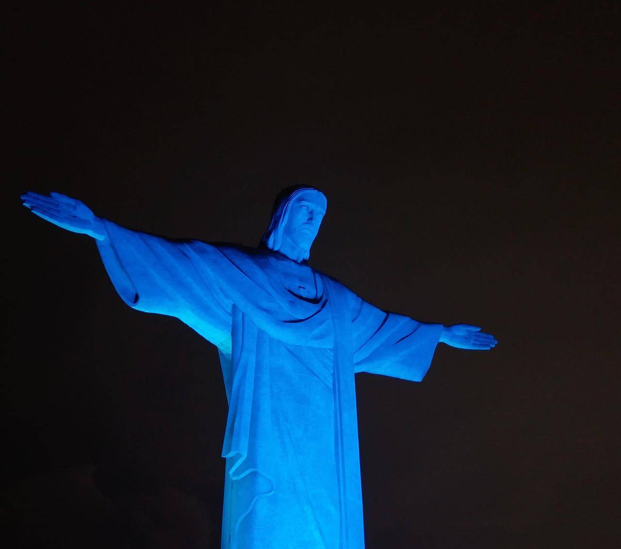 Cristo Redentor recebe iluminação azul durante evento de fundo de impacto social da Galpagos (Foto: Divulgação)