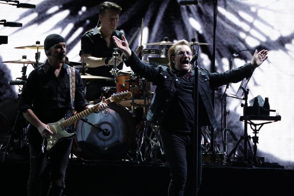 The Edge, Larry Mullen Jr. e Bono do U2 se apresentam no palco durante ‘U2 The Joshua Tree Tour 2019’ no Gocheok Sky Dome em 08 de dezembro de 2019, em Seul, Coreia do Sul. (Foto de Han Myung-Gu/WireImage)