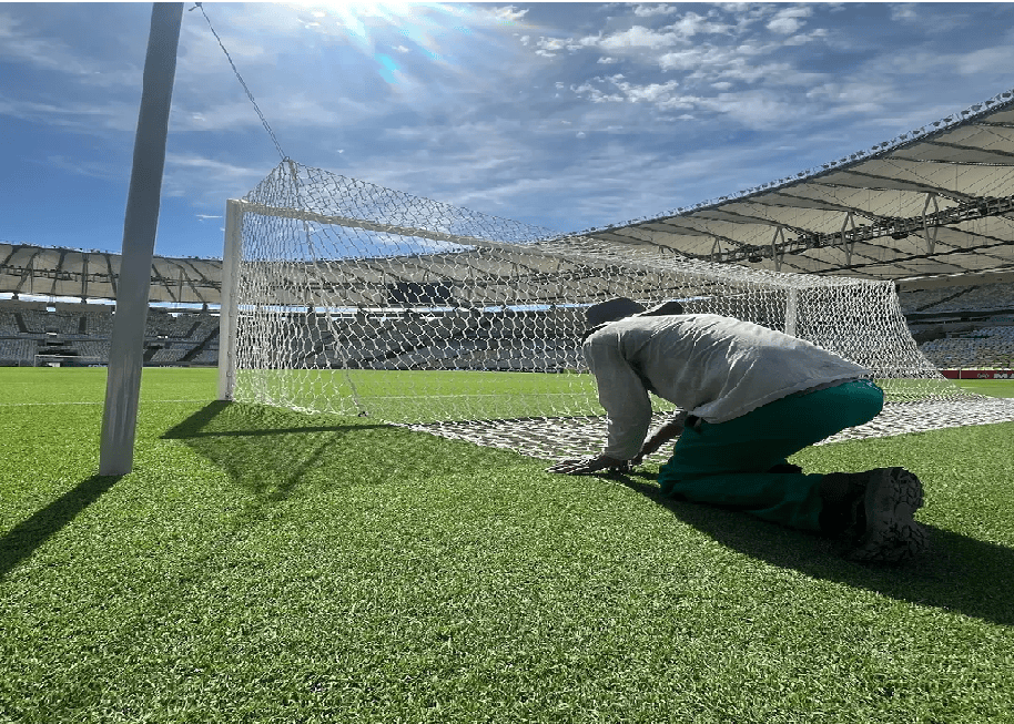 Funcionário do Maracanã prepara as redes antes de jogo do Flamengo (Foto: Reprodução do Instagram/@maracana)