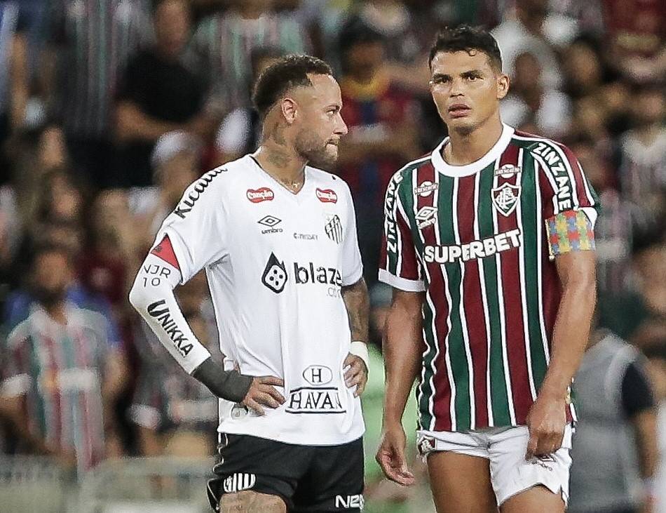 Os jogadores Neymar (Santos) e Thiago Silva (Fluminense) conversam durante partida pelo Brasileirão (Foto: Lucas Merçon e Marcelo Gonçalves/FFC/Reprodução do Instagram)