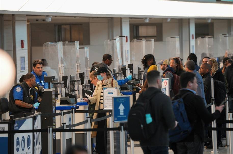 Passageiros em fila no Aeroporto Nacional Ronald Reagan em Arlington, Virginia, EUA 31/1/2025 REUTERS/Jeenah Moon/Arquivo