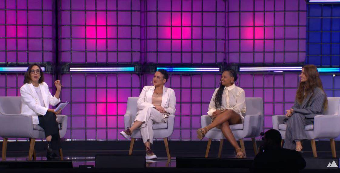 A jornalista Maria Prata (à esquerda) mediou painel com Tarciana Medeiros, presidente do Banco do Brasil, Adriana Barbosa, fundadora e CEO da Feira Preta Ecosystem, e Bianca Andrade, CEO e fundadora da Boca Rosa Company, no Web Summit Rio 2025 - 30/04/2025 (Foto: Reprodução/YouTube)