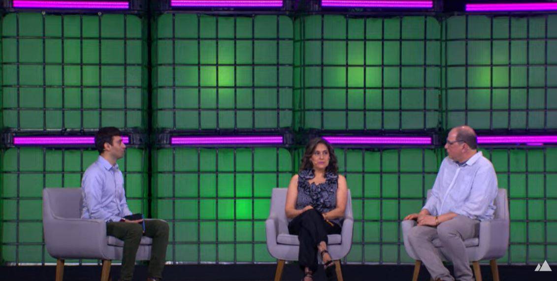 O jornalista Dan Whateley (à esquerda) media painel com Diana Ramirez, diretora de publicidade para a América Latina no Spotify, e Jason Carmel, líder global de dados criativos da VML - 30/04/2025 (Foto: Reprodução/YouTube)