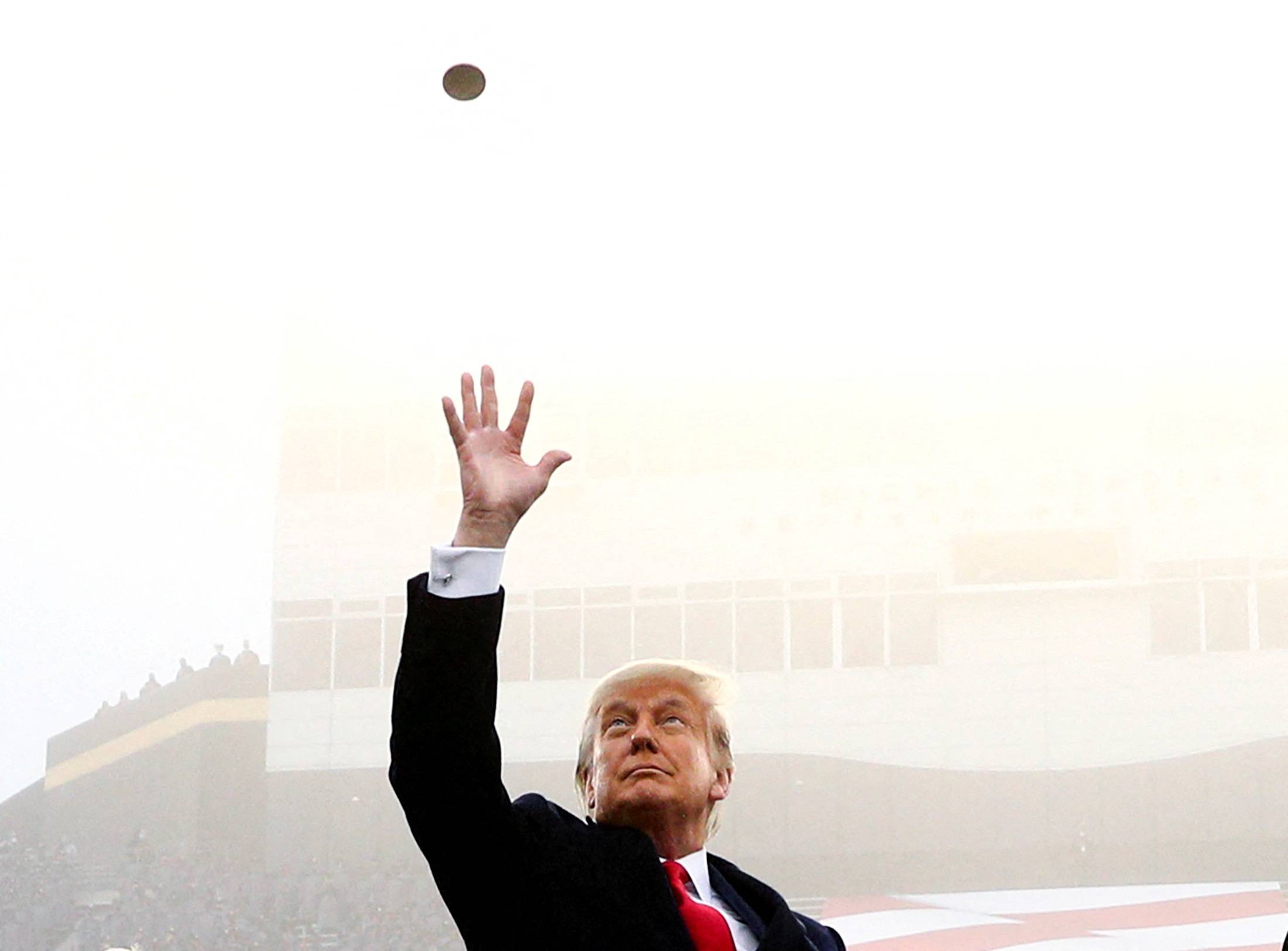 Presidente dos EUA, Donald Trump, participa do sorteio da moeda antes do jogo anual de futebol universitário Army-Navy, no Michie Stadium, West Point, Nova York, em 12 de dezembro de 2020. REUTERS/Tom Brenner