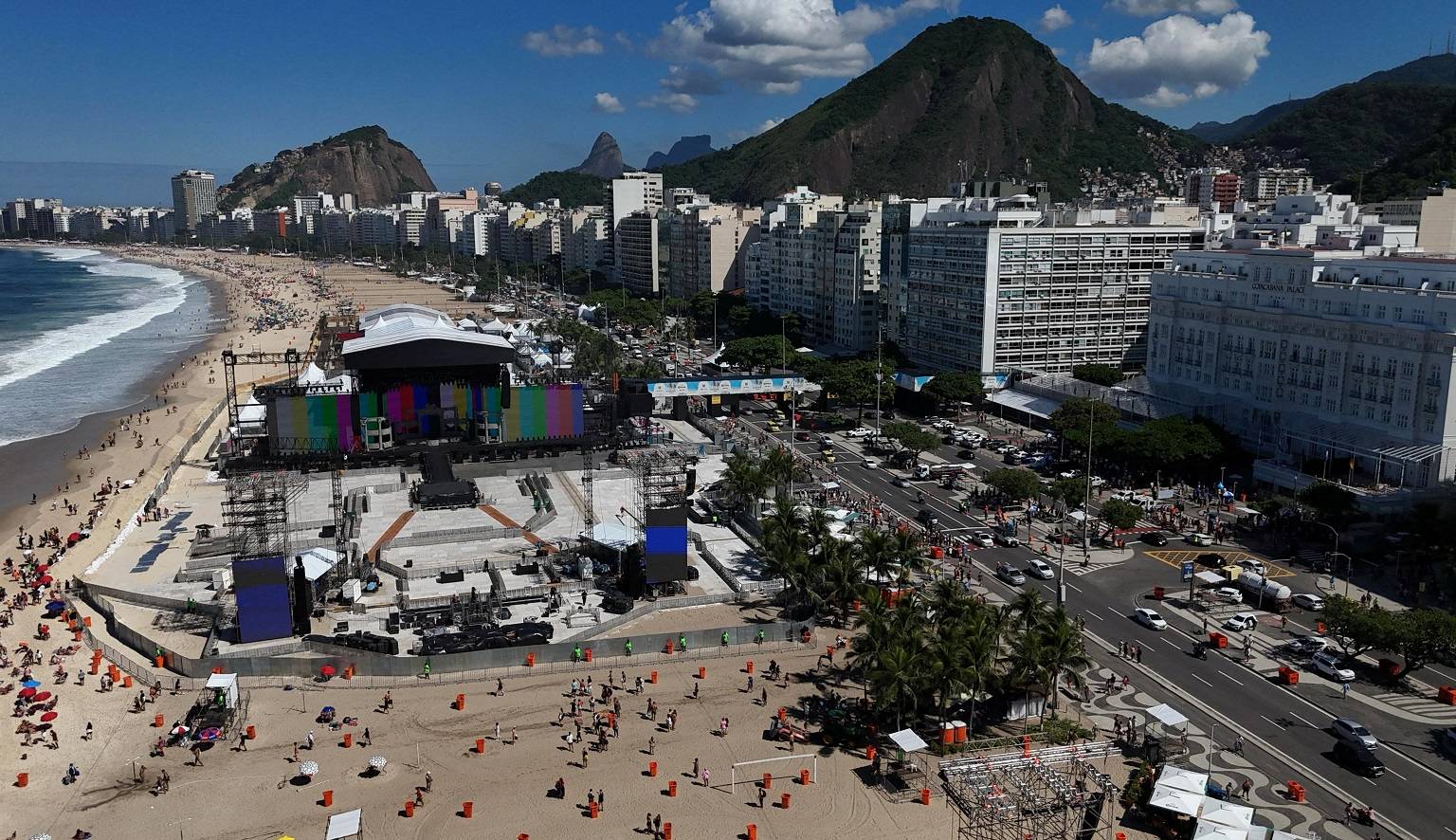 Foto de drone mostra o palco para o show gratuito de Lady Gaga na praia de Copacabana, no Rio de Janeiro, Brasil, em 2 de maio de 2025. REUTERS/Janaina Quinnet