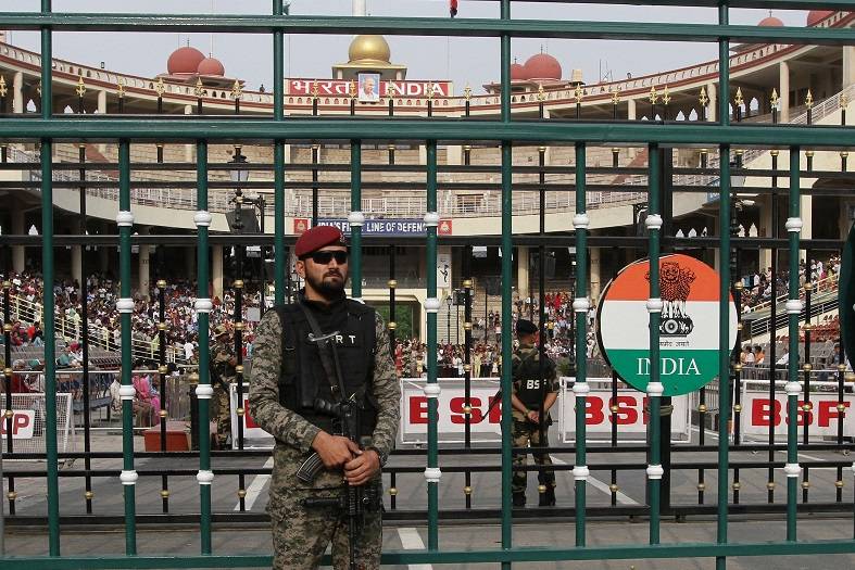 Militar paquistanês monta guarda antes do início de um desfile no posto de controle conjunto Paquistão-Índia na fronteira de Wagah - 
04/05/2025
(Foto: REUTERS/Mohsin Raza)