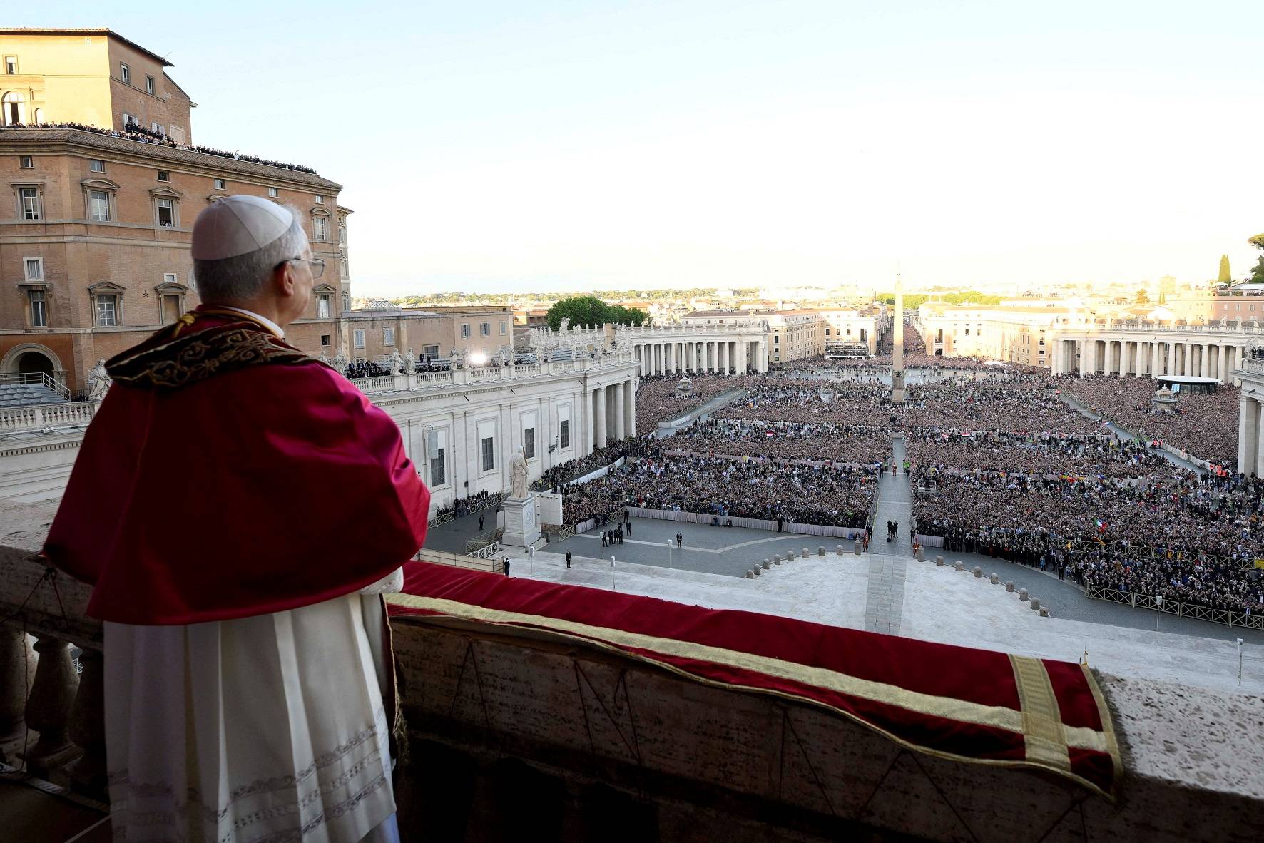 O papa Leão 14 na sacada da Basílica de São Pedro, no Vaticano
08/05/2025
Mídia do Vaticano/Francesco Sforza/Divulgação via REUTERS